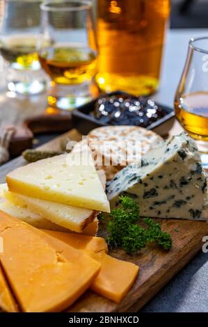 Whiskey und Käse, Verkostung Whiskygläser und Teller mit geschnittenen Käse aus nächster Nähe Stockfoto