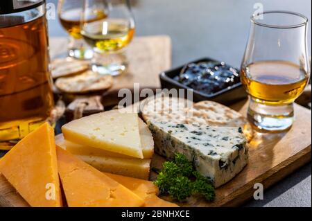 Whiskey und Käse, Verkostung Whiskygläser und Teller mit geschnittenen Käse aus nächster Nähe Stockfoto