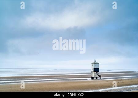 The Low Lighthouse - Holzkonstruktion auf Stelzen im 19. Jahrhundert mit Blick auf den Bristol Channel in Burnham-on-Sea Seaside, Somerset, Großbritannien Stockfoto