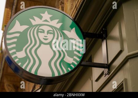 Bordeaux , Aquitaine / Frankreich - 05 12 2020 : Starbucks Kaffeehaus Logo Green sign Corporation Store American Coffee Company Brand Shop Stockfoto