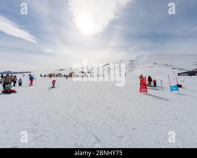 ANILIO, GRIECHENLAND - 18. FEBRUAR 2018: Kleines Skigebiet mit Menschen genießen den Schnee Stockfoto