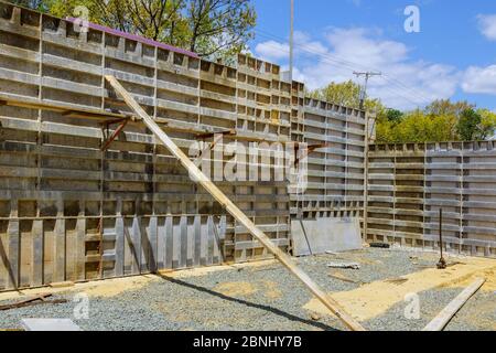 Bauschalung für Betonstützen, Balken, Wände mit Fundament des Hauses Stockfoto