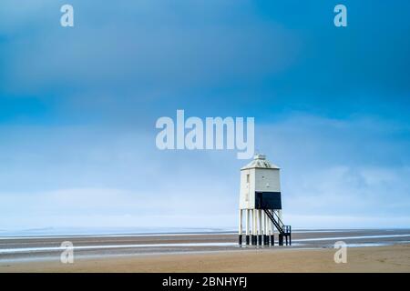 The Low Lighthouse - Holzkonstruktion auf Stelzen im 19. Jahrhundert mit Blick auf den Bristol Channel an der Küste von Burnham-on-Sea, Somerset, Großbritannien Stockfoto