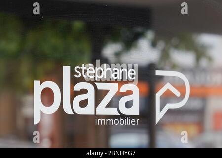 Bordeaux , Aquitaine / Frankreich - 05 12 2020 : Stéphane Plaza sign Logo Immobilienagentur Büro Store Marke im Fernsehen zeigen Shop Stockfoto