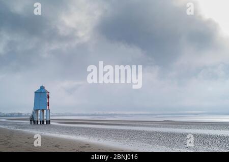 The Low Lighthouse - Holzkonstruktion auf Stelzen im 19. Jahrhundert mit Blick auf den Bristol Channel in Burnham-on-Sea Seaside, Somerset, Großbritannien Stockfoto