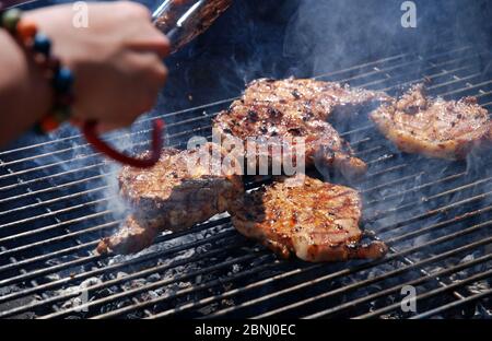 Steaks am offenen Kamin während einer Grillparty Stockfoto