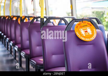 Sicherheitsabgrenzung in einem Bus während dieser Coronavirus-Pandemie in singapur Stockfoto