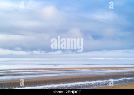 Pastelltöne des Meeres und Sandstrand des Bristol Channel an der Küste von Burnham-on-Sea, Somerset, Großbritannien Stockfoto