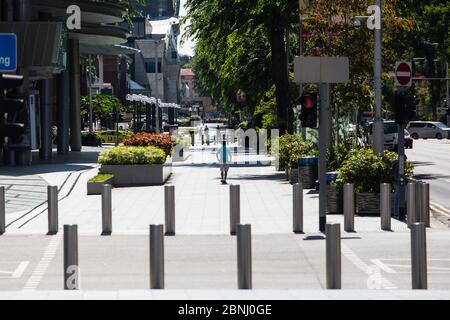 Nur wenige Menschen in der langen Strecke der Straßen an der Orchard Road aufgrund der Coronavirus-Pandemie Auswirkungen, jeder bleibt zu Hause. Singapur. Stockfoto