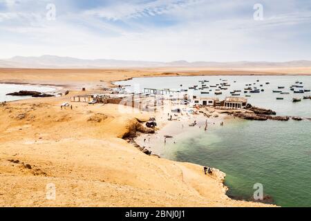 Lagunillas Strand und Restaurants, Paracas National Reserve, Ica Region, Peru. November 2013. Stockfoto