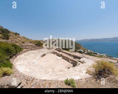 Ruinen eines antiken römischen Theaters auf der Insel Milos, Griechenland Stockfoto