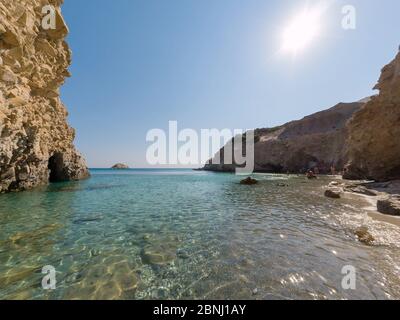 Kleiner Strand Tsigrado mit kristallklarem Wasser in Milos, Griechenland Stockfoto