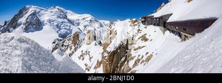 Winterpanorama auf Mont Blanc Massiv, Cosmiques Ridge und Aiguille du Midi. Chamonix, Haute-Savoie, Französische Alpen, Frankreich Stockfoto