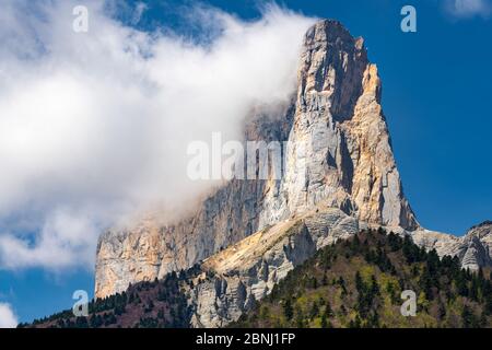 Mont Aiguille in der Nähe des Dorfes Chichilianne. Regionaler Naturpark Vercors, Isere, Rhone-Alpes, Frankreich Stockfoto