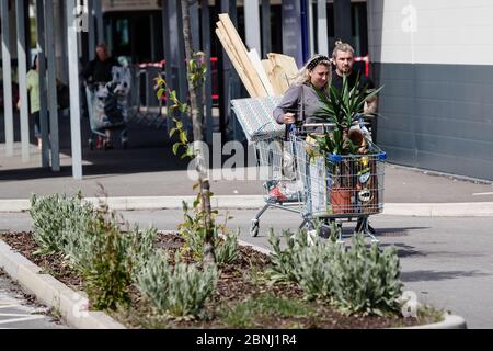 MERTHYR TYDFIL, Wales- 15. MAI 2020: Trago Mills Superstore RE öffnet seine Türen nach wochenlanger Schließung aufgrund der drohenden Blockierung der Pandemie 19.5. Stockfoto