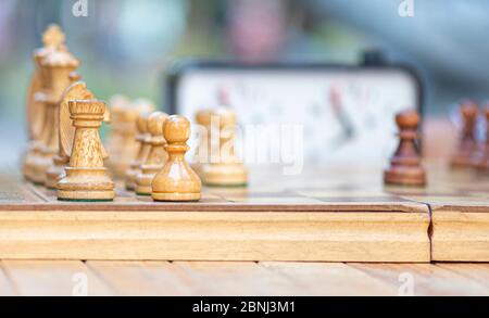 Nahaufnahme Schachbrett mit Schach, Vintage, alt, Holz Schachbrett. Die Leute spielen Schach in einem Stadtpark Stockfoto