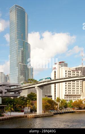 Downtown, Miami, Florida, USA - Metromover über den Miami River und Miami Tower. Stockfoto