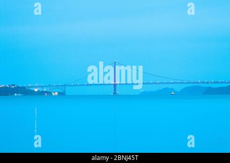 Ein Seitenansicht der Golden Gate Bridge bei einem blauen Sonnenaufgang in San Francisco, Kalifornien, USA Stockfoto