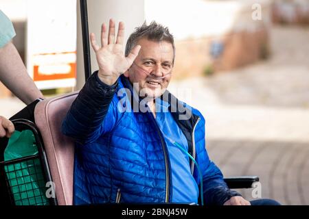 Geoffrey McKillop verließ das Causeway Hospital in Coleraine, Co Londonderry, wo er nach dem überlebenden Coronavirus entlassen wurde. Stockfoto