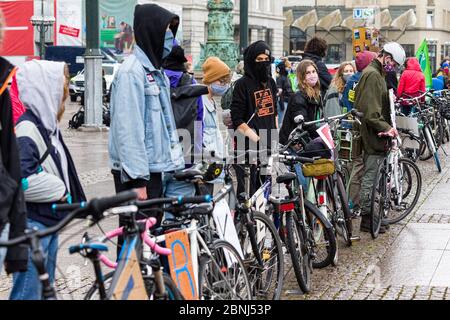 Hamburg, Deutschland. Mai 2020. Freitags für die Zukunft demonstrieren Aktivisten mit ihren Fahrrädern auf dem Rathausmarkt für eine Verkehrswende in Hamburg. Quelle: Markus Scholz/dpa/Alamy Live News Stockfoto