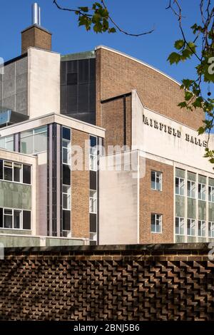 Ansicht von Südosten, facettierte Ziegelwand im Vordergrund. Fairfield Halls, Croydon, Großbritannien. Architekt: MICA Architects, 2019. Stockfoto