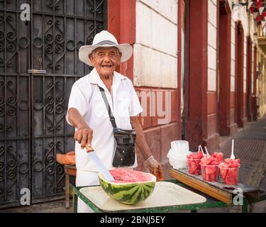 Porträt von Sandia der Wassermelonenverkäufer, Getsemani Barrio, Cartagena, Bolivar Department, Kolumbien, Südamerika Stockfoto