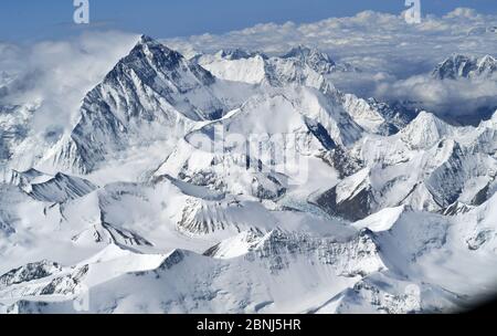 Lhasa. Mai 2020. Das Foto vom 14. Mai 2020 zeigt eine Ansicht des Berges Qomolangma. Kredit: Chogo/Xinhua/Alamy Live News Stockfoto