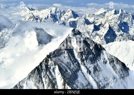 Lhasa. Mai 2020. Das Foto vom 14. Mai 2020 zeigt eine Ansicht des Berges Qomolangma. Kredit: Chogo/Xinhua/Alamy Live News Stockfoto