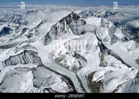 Lhasa. Mai 2020. Das Foto vom 14. Mai 2020 zeigt eine Ansicht des Berges Qomolangma. Kredit: Chogo/Xinhua/Alamy Live News Stockfoto