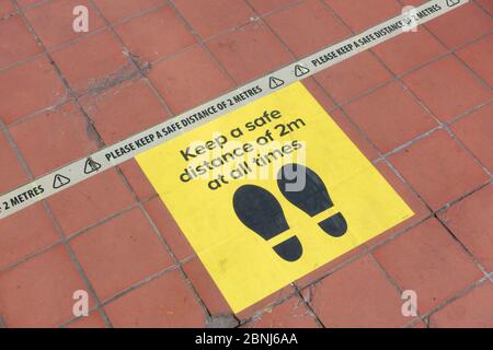 West Norwood, Großbritannien. Mai 2020. Social Distancing Tape, mit der Meldung "Please Keep A Safe Distance of 2 metres" auf dem Boden eines DIY-Superstore in South London. (Foto von Sam Mellish / Alamy Live News) Stockfoto