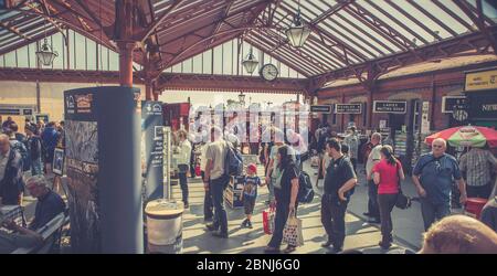 Spring Diesel Gala 2018, Severn Valley Railway, Kidderminster Station. Geschäftiges Foyer, viele Bahnbegeisterte, Zugspotter. Stockfoto