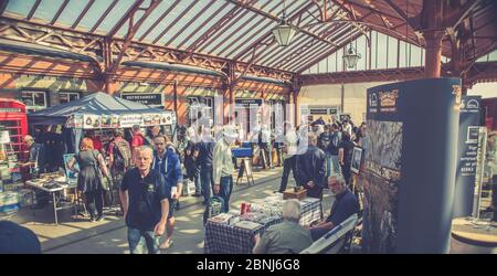 Spring Diesel Gala 2018, Severn Valley Railway, Kidderminster Station. Geschäftiges Foyer, viele Bahnbegeisterte, Zugspotter. Stockfoto