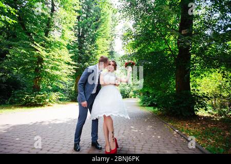 Hochzeitstanz im Freien. Tänzer lieben das Fliegen. Stockfoto