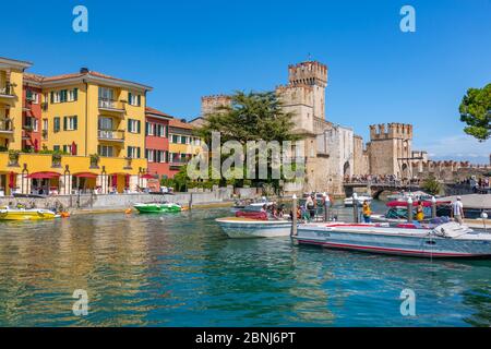 Blick auf Boote und Castello di Sirmione an einem sonnigen Tag, Sirmione, Gardasee, Brescia, Lombardei, Italienische Seen, Italien, Europa Stockfoto