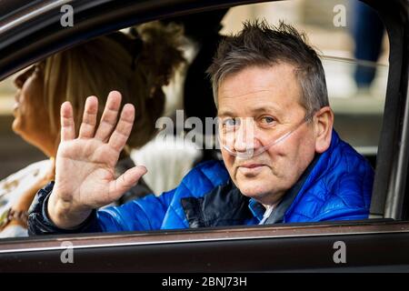 Geoffrey McKillop verließ das Causeway Hospital in Coleraine, Co Londonderry, wo er nach dem überlebenden Coronavirus entlassen wurde. Stockfoto