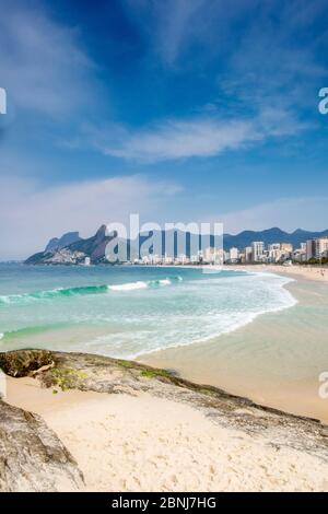 Blick auf den Strand von Ipanema von den Arpoador Felsen, Arpoador, Rio de Janeiro, Brasilien, Südamerika Stockfoto