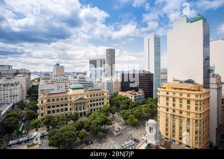 Blick auf den Floriano Platz (Praca Floriano) und die Nationalbibliothek (Biblioteca Nacional) im Stadtzentrum, Rio de Janeiro, Brasilien, Südamerika Stockfoto