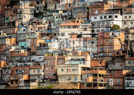 Blick auf Häuser im Cantagalo Favela Slum in Rio de Janeiro, Brasilien, Südamerika Stockfoto