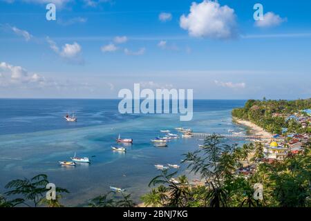 Erhöhte Ansicht des Hauptdorfes Banda Besar, Maluku, Gewürzinseln, Indonesien, Südostasien, Asien Stockfoto