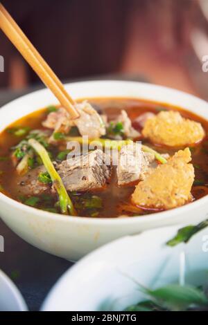 Ein dampfendes Gericht von Bun Bo Hue, die würzige lokale Rinderbrühe oder Hotpot, in einem lokalen Restaurant, Hue, Vietnam, Indochina, Südostasien, Asien Stockfoto