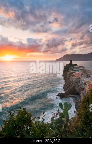 Vernazza bei Sonnenuntergang, Cinque Terre, UNESCO-Weltkulturerbe, La Spezia Provinz, Ligurien, Italien, Europa Stockfoto