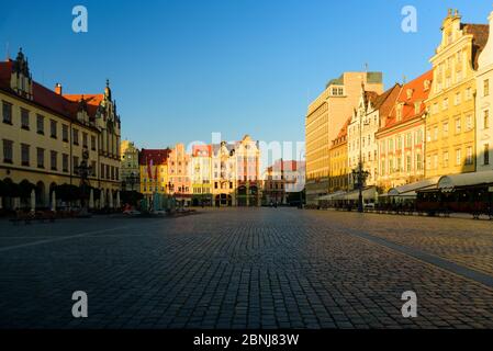 Breslau, Polen - 25. Juni 2019: Leerer Marktplatz Rynek in der Altstadt am Sommermorgen. Klarer Himmel, mittelalterliche Gebäude Stockfoto