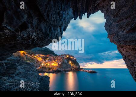 Manarola bei Dämmerung Blick von einer Grotte, Cinque Terre, UNESCO-Weltkulturerbe, La Spezia Provinz, Ligurien, Italien, Europa Stockfoto