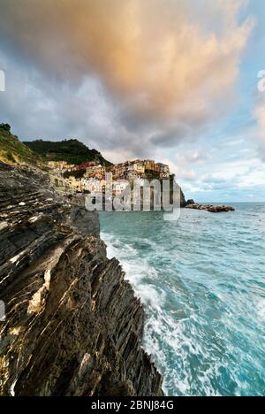 Wellen schlagen auf Klippen bei Sonnenuntergang, Manarola, Cinque Terre, UNESCO-Weltkulturerbe, La Spezia Provinz, Ligurien, Italien, Europa Stockfoto