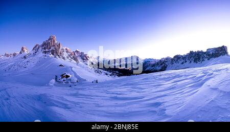 Pano des verschneiten Ra Gusela, Cortina d'Ampezzo, Monte Cristallo und Lastoi De Formin bei Dämmerung, Giau Pass, Dolomiten, Venetien, Italien, Europa Stockfoto