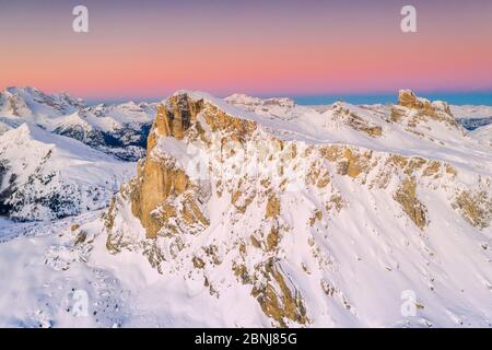 Blick per Drohne des rosa Himmels bei Sonnenaufgang auf Ra Gusela, Nuvolau, Averau, Marmolada mit Schnee bedeckt, Dolomiten, Belluno, Venetien, Italien, Europa Stockfoto