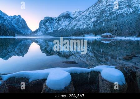 Winterdämmerung über dem Toblacher See, umgeben von Schnee, Toblach, Pustertal, Dolomiten, Bozen, Südtirol, Italien, Europa Stockfoto