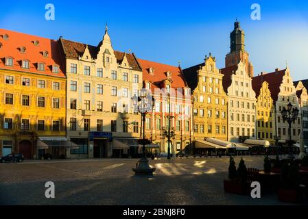 Breslau, Polen - 25. Juni 2019: Leerer Marktplatz Rynek in der Altstadt am Sommermorgen. Klarer Himmel, mittelalterliche Gebäude Stockfoto