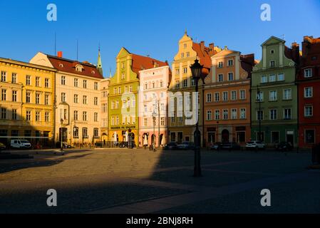 Breslau, Polen - 25. Juni 2019: Leerer Salzmarkt Solny in der Altstadt am Sommermorgen. Klarer Himmel, mittelalterliche Gebäude Stockfoto