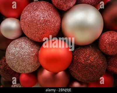Verschiedene bunte und glitzernde Weihnachtsbaumkugeln, Weihnachtsschmuck Stockfoto